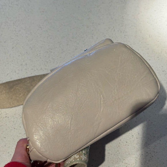 Elegant Cream Sling Bag - Picture 4 of 6